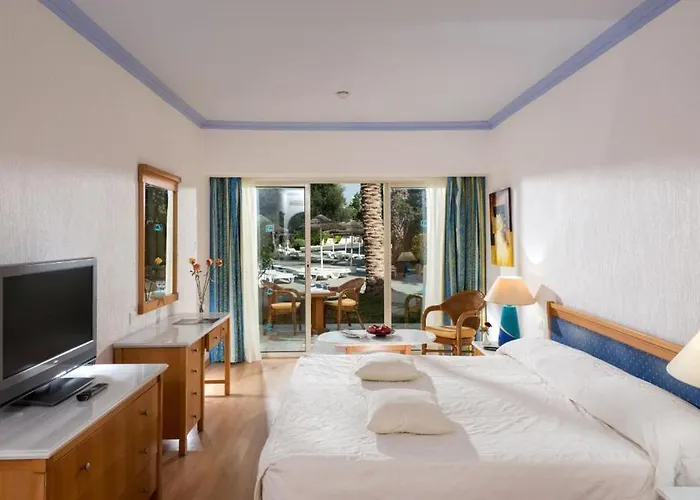 Отель Gardens Пафос